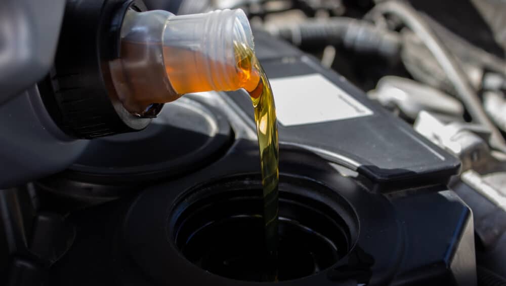 Refueling and pouring oil quality into the engine motor car Transmission and Maintenance Gear .